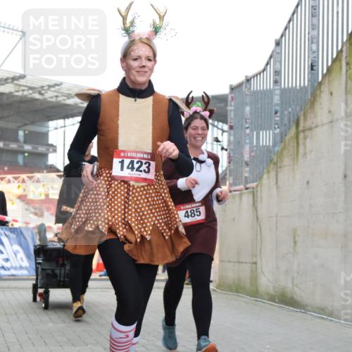 08.12.2024 - St. Pauli X-Mass-Run No. 14 H.Heesch http://msf.ph/oto/7496866 08.12.2024 10:08:42 Ziel 485, 690, 1423, 2961, 2964, 485, 997, 1026, 1423, 2753 meine-sportfotos.de