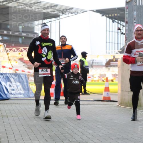 08.12.2024 - St. Pauli X-Mass-Run No. 14 H.Heesch http://msf.ph/oto/7496874 08.12.2024 10:00:41 Ziel 259, 3013, 3015, 3170, 3172, 174, 484, 608, 1393 meine-sportfotos.de