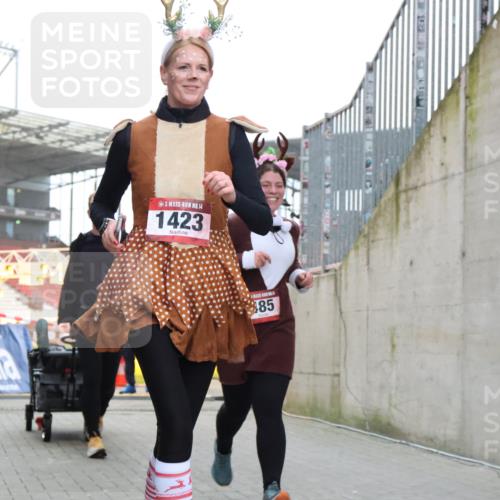 08.12.2024 - St. Pauli X-Mass-Run No. 14 H.Heesch http://msf.ph/oto/7496876 08.12.2024 10:08:42 Ziel 485, 690, 1423, 2961, 2964, 485, 997, 1026, 1423, 2753 meine-sportfotos.de