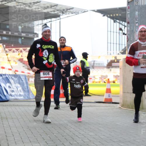 08.12.2024 - St. Pauli X-Mass-Run No. 14 H.Heesch http://msf.ph/oto/7496880 08.12.2024 10:00:41 Ziel 259, 3013, 3015, 3170, 3172, 174, 484, 608, 1393 meine-sportfotos.de
