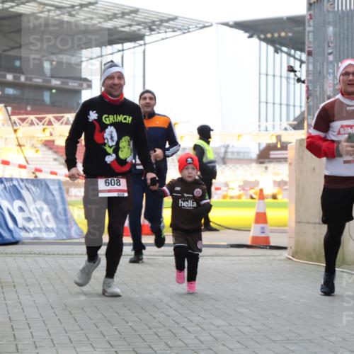 08.12.2024 - St. Pauli X-Mass-Run No. 14 H.Heesch http://msf.ph/oto/7496887 08.12.2024 10:00:41 Ziel 259, 3013, 3015, 3170, 3172, 174, 484, 608, 1393 meine-sportfotos.de