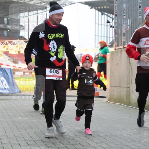 08.12.2024 - St. Pauli X-Mass-Run No. 14 H.Heesch http://msf.ph/oto/7496893 08.12.2024 10:00:43 Ziel 259, 3013, 3015, 3170, 3172, 174, 484, 608, 1393, 1725 meine-sportfotos.de