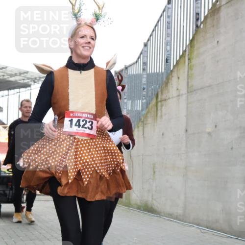08.12.2024 - St. Pauli X-Mass-Run No. 14 H.Heesch http://msf.ph/oto/7496898 08.12.2024 10:08:42 Ziel 485, 690, 1423, 2961, 2964, 485, 997, 1026, 1423, 2753 meine-sportfotos.de