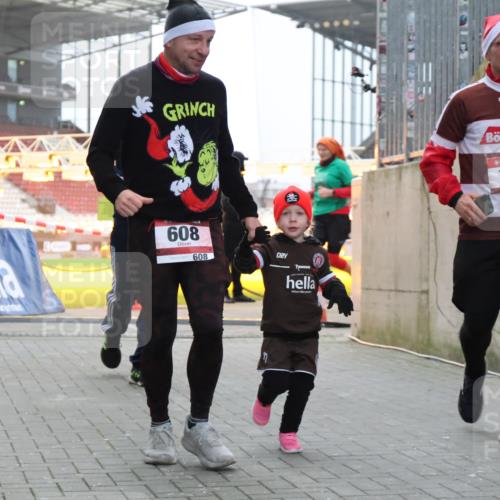 08.12.2024 - St. Pauli X-Mass-Run No. 14 H.Heesch http://msf.ph/oto/7496901 08.12.2024 10:00:43 Ziel 259, 3013, 3015, 3170, 3172, 174, 484, 608, 1393, 1725 meine-sportfotos.de