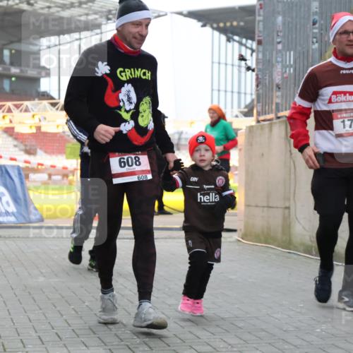 08.12.2024 - St. Pauli X-Mass-Run No. 14 H.Heesch http://msf.ph/oto/7496909 08.12.2024 10:00:43 Ziel 259, 3013, 3015, 3170, 3172, 174, 484, 608, 1393, 1725 meine-sportfotos.de