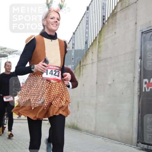 08.12.2024 - St. Pauli X-Mass-Run No. 14 H.Heesch http://msf.ph/oto/7496911 08.12.2024 10:08:42 Ziel 485, 690, 1423, 2961, 2964, 485, 997, 1026, 1423, 2753 meine-sportfotos.de
