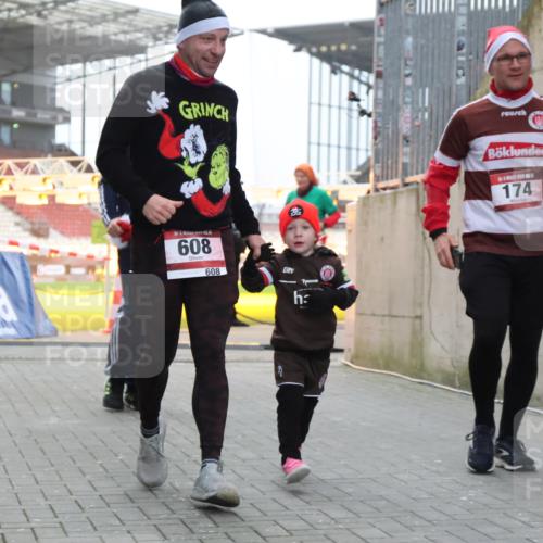 08.12.2024 - St. Pauli X-Mass-Run No. 14 H.Heesch http://msf.ph/oto/7496915 08.12.2024 10:00:43 Ziel 259, 3013, 3015, 3170, 3172, 174, 484, 608, 1393, 1725 meine-sportfotos.de