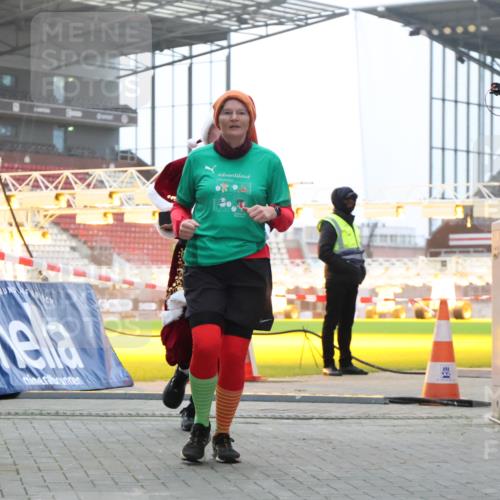 08.12.2024 - St. Pauli X-Mass-Run No. 14 H.Heesch http://msf.ph/oto/7496922 08.12.2024 10:00:45 Ziel 174, 259, 608, 3013, 3015, 3170, 3172, 174, 484, 608, 1393, 1725, 2760 meine-sportfotos.de
