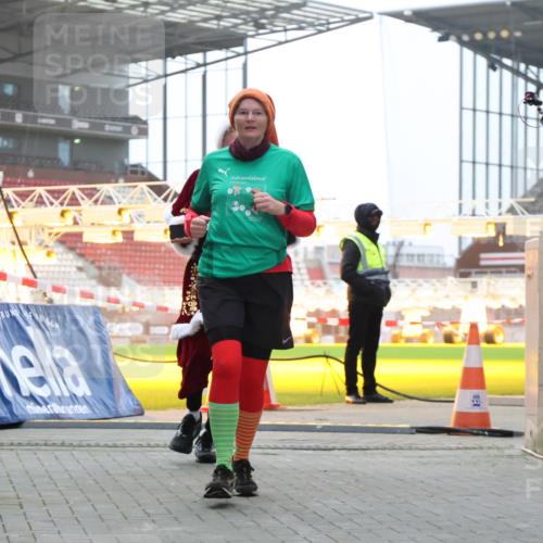 08.12.2024 - St. Pauli X-Mass-Run No. 14 H.Heesch http://msf.ph/oto/7496928 08.12.2024 10:00:45 Ziel 174, 259, 608, 3013, 3015, 3170, 3172, 174, 484, 608, 1393, 1725, 2760 meine-sportfotos.de