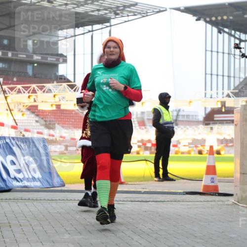 08.12.2024 - St. Pauli X-Mass-Run No. 14 H.Heesch http://msf.ph/oto/7496935 08.12.2024 10:00:45 Ziel 174, 259, 608, 3013, 3015, 3170, 3172, 174, 484, 608, 1393, 1725, 2760 meine-sportfotos.de