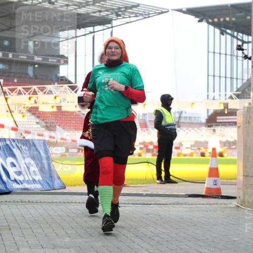 08.12.2024 - St. Pauli X-Mass-Run No. 14 H.Heesch http://msf.ph/oto/7496941 08.12.2024 10:00:46 Ziel 174, 259, 484, 608, 3013, 3015, 3170, 3172, 174, 484, 608, 1393, 1725, 2760 meine-sportfotos.de