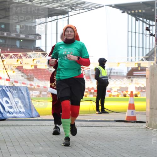 08.12.2024 - St. Pauli X-Mass-Run No. 14 H.Heesch http://msf.ph/oto/7496950 08.12.2024 10:00:46 Ziel 174, 259, 484, 608, 3013, 3015, 3170, 3172, 174, 484, 608, 1393, 1725, 2760 meine-sportfotos.de