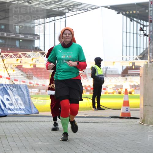 08.12.2024 - St. Pauli X-Mass-Run No. 14 H.Heesch http://msf.ph/oto/7496957 08.12.2024 10:00:46 Ziel 174, 259, 484, 608, 3013, 3015, 3170, 3172, 174, 484, 608, 1393, 1725, 2760 meine-sportfotos.de