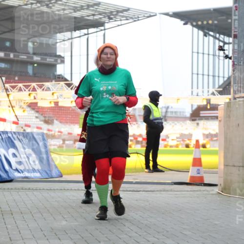 08.12.2024 - St. Pauli X-Mass-Run No. 14 H.Heesch http://msf.ph/oto/7496964 08.12.2024 10:00:46 Ziel 174, 259, 484, 608, 3013, 3015, 3170, 3172, 174, 484, 608, 1393, 1725, 2760 meine-sportfotos.de