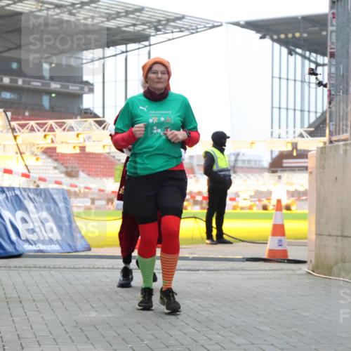 08.12.2024 - St. Pauli X-Mass-Run No. 14 H.Heesch http://msf.ph/oto/7496970 08.12.2024 10:00:46 Ziel 174, 259, 484, 608, 3013, 3015, 3170, 3172, 174, 484, 608, 1393, 1725, 2760 meine-sportfotos.de