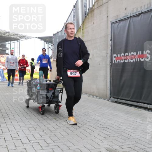 08.12.2024 - St. Pauli X-Mass-Run No. 14 H.Heesch http://msf.ph/oto/7496974 08.12.2024 10:08:44 Ziel 485, 690, 1423, 2961, 292, 301, 485, 997, 1026, 1310, 2753 meine-sportfotos.de
