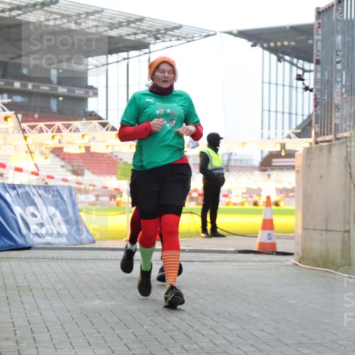 08.12.2024 - St. Pauli X-Mass-Run No. 14 H.Heesch http://msf.ph/oto/7496989 08.12.2024 10:00:46 Ziel 174, 259, 484, 608, 3013, 3015, 3170, 3172, 174, 484, 608, 1393, 1725, 2760 meine-sportfotos.de