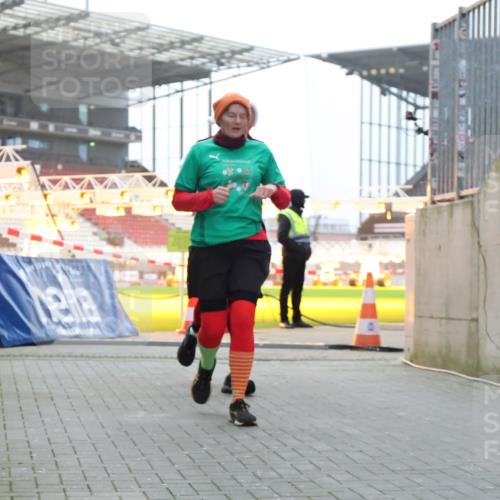 08.12.2024 - St. Pauli X-Mass-Run No. 14 H.Heesch http://msf.ph/oto/7496992 08.12.2024 10:00:46 Ziel 174, 259, 484, 608, 3013, 3015, 3170, 3172, 174, 484, 608, 1393, 1725, 2760 meine-sportfotos.de
