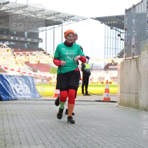 08.12.2024 - St. Pauli X-Mass-Run No. 14 H.Heesch http://msf.ph/oto/7496999 08.12.2024 10:00:46 Ziel 174, 259, 484, 608, 3013, 3015, 3170, 3172, 174, 484, 608, 1393, 1725, 2760 meine-sportfotos.de