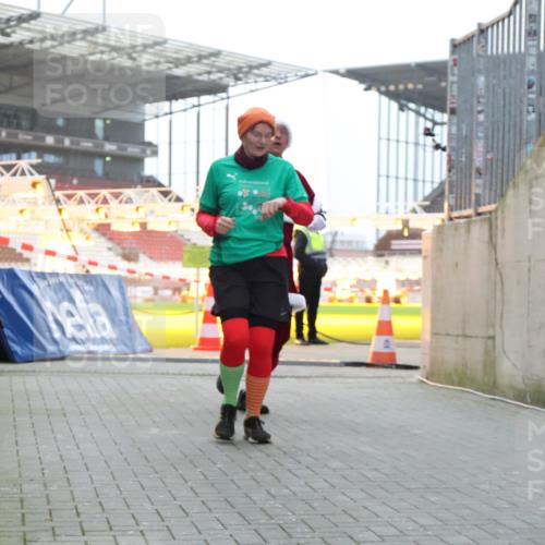 08.12.2024 - St. Pauli X-Mass-Run No. 14 H.Heesch http://msf.ph/oto/7497002 08.12.2024 10:00:46 Ziel 174, 259, 484, 608, 3013, 3015, 3170, 3172, 174, 484, 608, 1393, 1725, 2760 meine-sportfotos.de