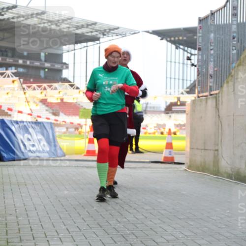 08.12.2024 - St. Pauli X-Mass-Run No. 14 H.Heesch http://msf.ph/oto/7497009 08.12.2024 10:00:46 Ziel 174, 259, 484, 608, 3013, 3015, 3170, 3172, 174, 484, 608, 1393, 1725, 2760 meine-sportfotos.de