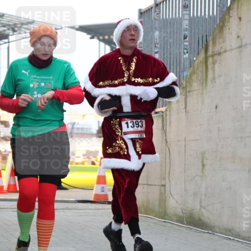 08.12.2024 - St. Pauli X-Mass-Run No. 14 H.Heesch http://msf.ph/oto/7497018 08.12.2024 10:00:47 Ziel 174, 259, 484, 608, 3013, 3015, 3170, 3172, 484, 1393, 1725, 2760 meine-sportfotos.de