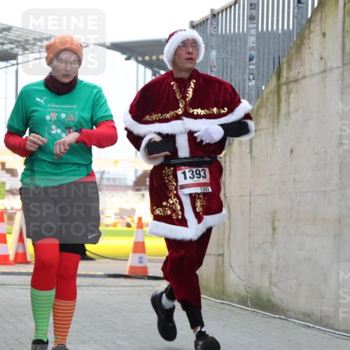 08.12.2024 - St. Pauli X-Mass-Run No. 14 H.Heesch http://msf.ph/oto/7497024 08.12.2024 10:00:47 Ziel 174, 259, 484, 608, 3013, 3015, 3170, 3172, 484, 1393, 1725, 2760 meine-sportfotos.de