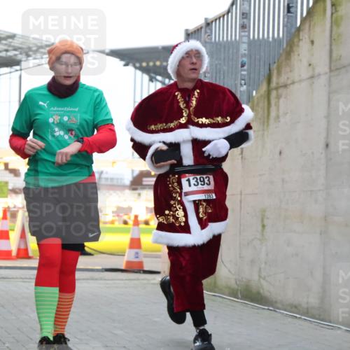 08.12.2024 - St. Pauli X-Mass-Run No. 14 H.Heesch http://msf.ph/oto/7497031 08.12.2024 10:00:47 Ziel 174, 259, 484, 608, 3013, 3015, 3170, 3172, 484, 1393, 1725, 2760 meine-sportfotos.de