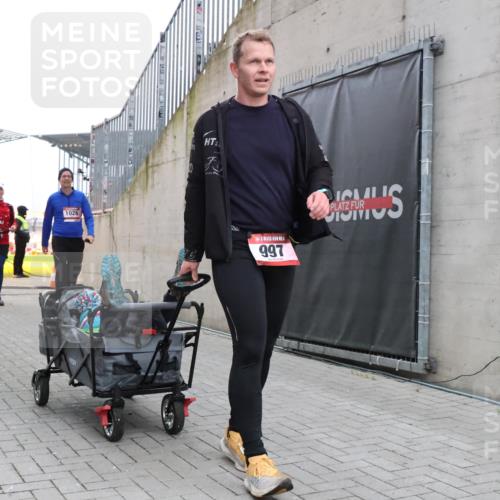 08.12.2024 - St. Pauli X-Mass-Run No. 14 H.Heesch http://msf.ph/oto/7497035 08.12.2024 10:08:45 Ziel 485, 997, 1423, 2961, 292, 301, 997, 1026, 1310, 1952, 1961, 2753 meine-sportfotos.de
