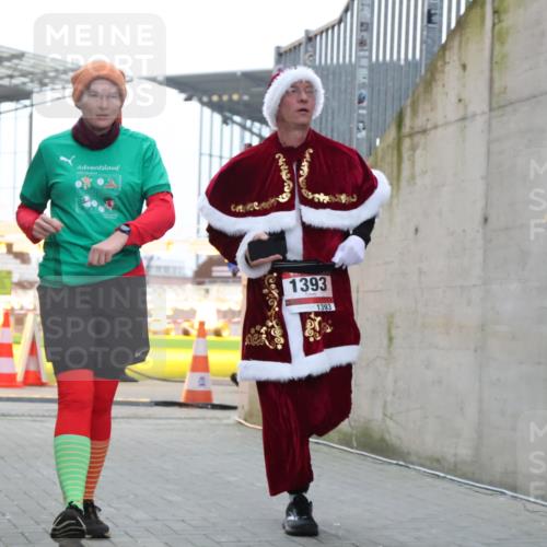 08.12.2024 - St. Pauli X-Mass-Run No. 14 H.Heesch http://msf.ph/oto/7497037 08.12.2024 10:00:47 Ziel 174, 259, 484, 608, 3013, 3015, 3170, 3172, 484, 1393, 1725, 2760 meine-sportfotos.de
