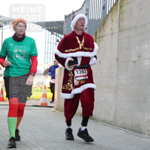 08.12.2024 - St. Pauli X-Mass-Run No. 14 H.Heesch http://msf.ph/oto/7497053 08.12.2024 10:00:47 Ziel 174, 259, 484, 608, 3013, 3015, 3170, 3172, 484, 1393, 1725, 2760 meine-sportfotos.de