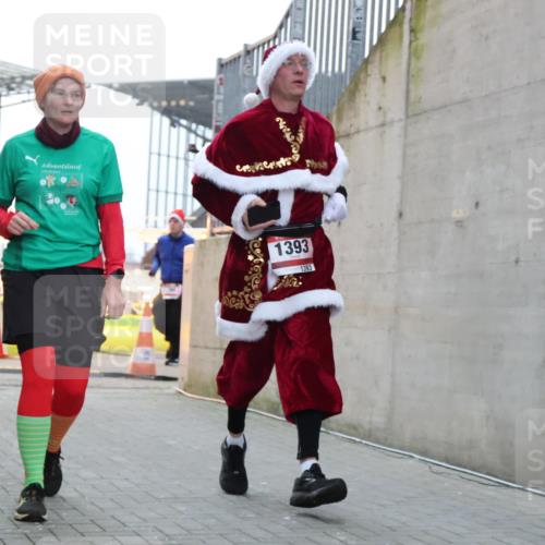 08.12.2024 - St. Pauli X-Mass-Run No. 14 H.Heesch http://msf.ph/oto/7497060 08.12.2024 10:00:47 Ziel 174, 259, 484, 608, 3013, 3015, 3170, 3172, 484, 1393, 1725, 2760 meine-sportfotos.de