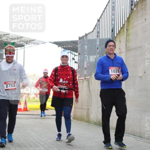 08.12.2024 - St. Pauli X-Mass-Run No. 14 H.Heesch http://msf.ph/oto/7497062 08.12.2024 10:08:48 Ziel 485, 997, 1026, 1423, 292, 301, 436, 1026, 1310, 1952, 1961, 2753 meine-sportfotos.de