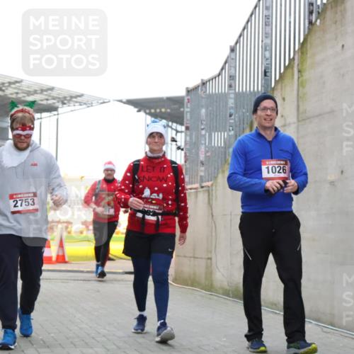 08.12.2024 - St. Pauli X-Mass-Run No. 14 H.Heesch http://msf.ph/oto/7497069 08.12.2024 10:08:48 Ziel 485, 997, 1026, 1423, 292, 301, 436, 1026, 1310, 1952, 1961, 2753 meine-sportfotos.de