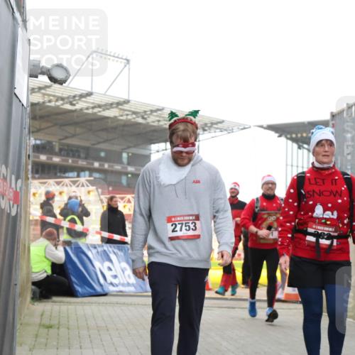 08.12.2024 - St. Pauli X-Mass-Run No. 14 H.Heesch http://msf.ph/oto/7497081 08.12.2024 10:08:48 Ziel 485, 997, 1026, 1423, 292, 301, 436, 1026, 1310, 1952, 1961, 2753 meine-sportfotos.de