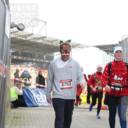 08.12.2024 - St. Pauli X-Mass-Run No. 14 H.Heesch http://msf.ph/oto/7497092 08.12.2024 10:08:49 Ziel 485, 997, 1026, 1423, 23, 292, 301, 436, 1167, 1183, 1310, 1952, 1961, 2753 meine-sportfotos.de