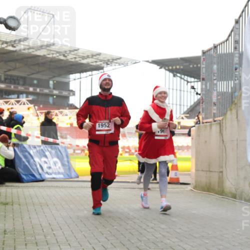 08.12.2024 - St. Pauli X-Mass-Run No. 14 H.Heesch http://msf.ph/oto/7497138 08.12.2024 10:08:51 Ziel 292, 485, 997, 1026, 1310, 1423, 2753, 23, 292, 301, 436, 449, 731, 1167, 1183, 1310, 1952, 1961, 2753 meine-sportfotos.de