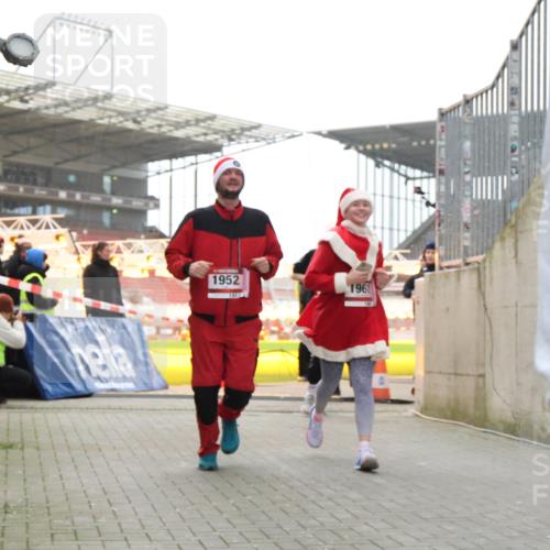 08.12.2024 - St. Pauli X-Mass-Run No. 14 H.Heesch http://msf.ph/oto/7497143 08.12.2024 10:08:51 Ziel 292, 485, 997, 1026, 1310, 1423, 2753, 23, 292, 301, 436, 449, 731, 1167, 1183, 1310, 1952, 1961, 2753 meine-sportfotos.de