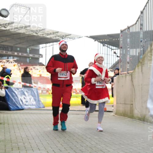 08.12.2024 - St. Pauli X-Mass-Run No. 14 H.Heesch http://msf.ph/oto/7497153 08.12.2024 10:08:51 Ziel 292, 485, 997, 1026, 1310, 1423, 2753, 23, 292, 301, 436, 449, 731, 1167, 1183, 1310, 1952, 1961, 2753 meine-sportfotos.de