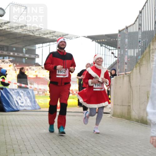 08.12.2024 - St. Pauli X-Mass-Run No. 14 H.Heesch http://msf.ph/oto/7497161 08.12.2024 10:08:51 Ziel 292, 485, 997, 1026, 1310, 1423, 2753, 23, 292, 301, 436, 449, 731, 1167, 1183, 1310, 1952, 1961, 2753 meine-sportfotos.de