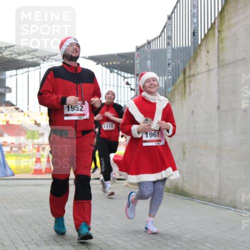 08.12.2024 - St. Pauli X-Mass-Run No. 14 H.Heesch http://msf.ph/oto/7497169 08.12.2024 10:08:52 Ziel 292, 301, 485, 997, 1026, 1310, 1423, 2753, 23, 292, 301, 436, 449, 451, 731, 1167, 1183, 1310, 1952, 1961, 2753 meine-sportfotos.de