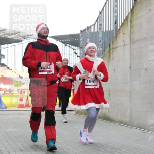 08.12.2024 - St. Pauli X-Mass-Run No. 14 H.Heesch http://msf.ph/oto/7497176 08.12.2024 10:08:52 Ziel 292, 301, 485, 997, 1026, 1310, 1423, 2753, 23, 292, 301, 436, 449, 451, 731, 1167, 1183, 1310, 1952, 1961, 2753 meine-sportfotos.de