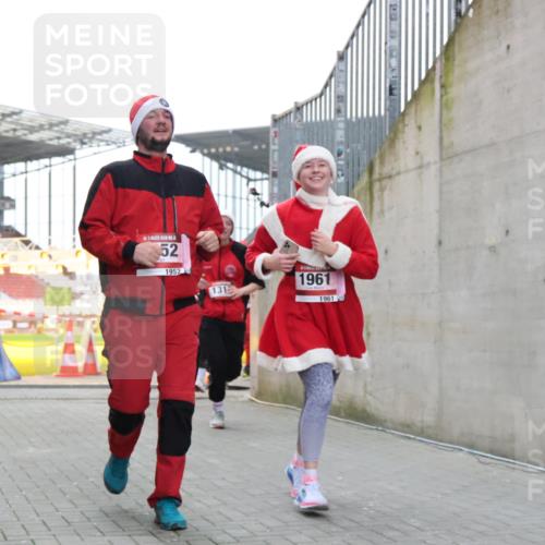 08.12.2024 - St. Pauli X-Mass-Run No. 14 H.Heesch http://msf.ph/oto/7497182 08.12.2024 10:08:52 Ziel 292, 301, 485, 997, 1026, 1310, 1423, 2753, 23, 292, 301, 436, 449, 451, 731, 1167, 1183, 1310, 1952, 1961, 2753 meine-sportfotos.de