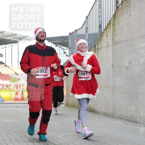 08.12.2024 - St. Pauli X-Mass-Run No. 14 H.Heesch http://msf.ph/oto/7497190 08.12.2024 10:08:52 Ziel 292, 301, 485, 997, 1026, 1310, 1423, 2753, 23, 292, 301, 436, 449, 451, 731, 1167, 1183, 1310, 1952, 1961, 2753 meine-sportfotos.de