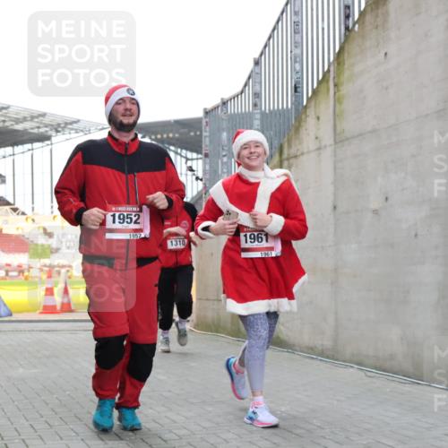 08.12.2024 - St. Pauli X-Mass-Run No. 14 H.Heesch http://msf.ph/oto/7497197 08.12.2024 10:08:53 Ziel 292, 301, 485, 997, 1026, 1310, 1423, 1952, 1961, 2753, 23, 136, 292, 301, 436, 449, 451, 731, 1167, 1183, 1310, 1952, 1961 meine-sportfotos.de