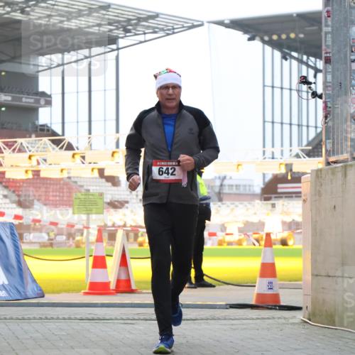 08.12.2024 - St. Pauli X-Mass-Run No. 14 H.Heesch http://msf.ph/oto/7497217 08.12.2024 10:01:09 Ziel 642, 2808, 2809 meine-sportfotos.de
