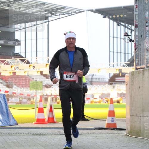 08.12.2024 - St. Pauli X-Mass-Run No. 14 H.Heesch http://msf.ph/oto/7497224 08.12.2024 10:01:09 Ziel 642, 2808, 2809 meine-sportfotos.de