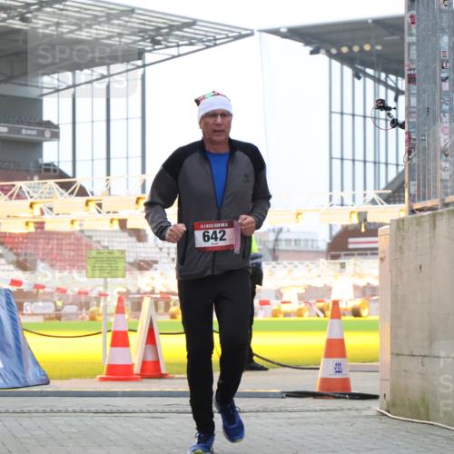 08.12.2024 - St. Pauli X-Mass-Run No. 14 H.Heesch http://msf.ph/oto/7497230 08.12.2024 10:01:09 Ziel 642, 2808, 2809 meine-sportfotos.de