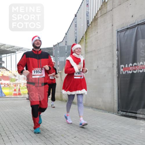 08.12.2024 - St. Pauli X-Mass-Run No. 14 H.Heesch http://msf.ph/oto/7497232 08.12.2024 10:08:53 Ziel 292, 301, 485, 997, 1026, 1310, 1423, 1952, 1961, 2753, 23, 136, 292, 301, 436, 449, 451, 731, 1167, 1183, 1310, 1952, 1961 meine-sportfotos.de