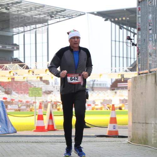 08.12.2024 - St. Pauli X-Mass-Run No. 14 H.Heesch http://msf.ph/oto/7497236 08.12.2024 10:01:09 Ziel 642, 2808, 2809 meine-sportfotos.de